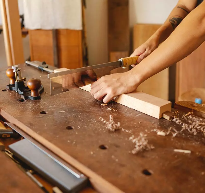 carpintero cortando 2