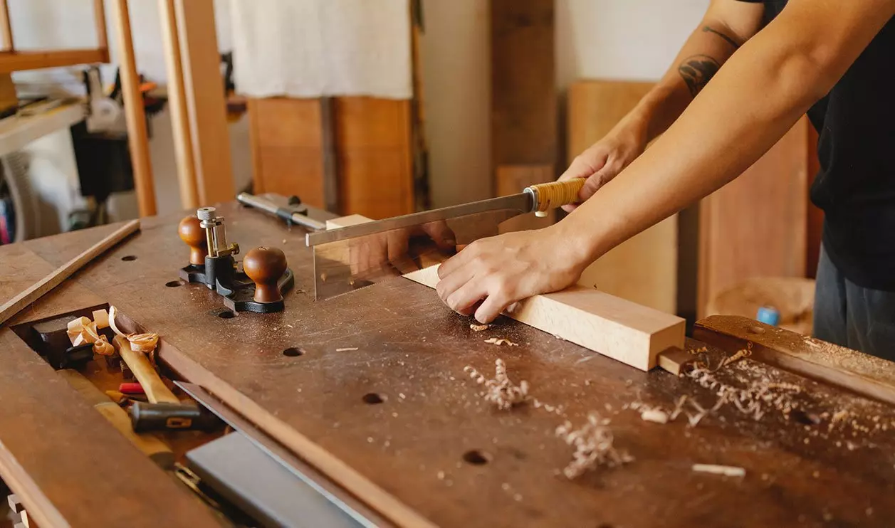 carpintero cortando Muebles a medida Badajoz