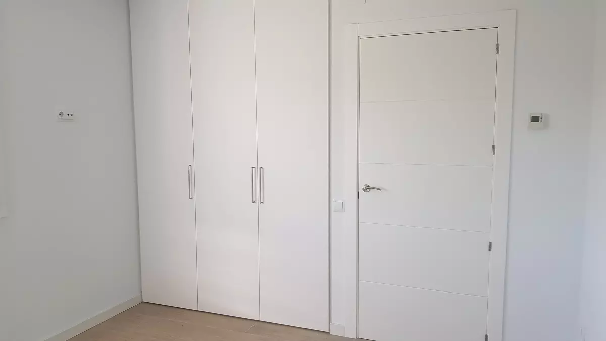 puerta y armarios empotrados blancos Armarios empotrados Badajoz